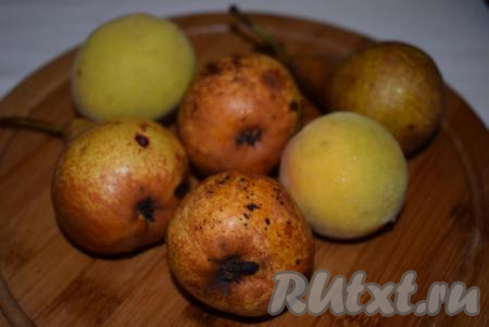 Теперь подготовим начинку из фруктов. Из груш удалим сердцевинки, а из персиков - косточки.