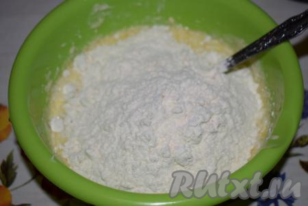 Аккуратно вмешиваем ложкой муку.