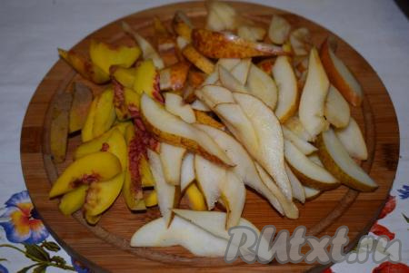 Далее&nbsp; нарежем груши и персики на ломтики.