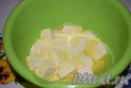 Масло не должно расплавиться, оно должно лишь размягчиться. Можно размягчить масло и достав его заранее из холодильника. Для размягчения масла при комнатной температуре понадобится чуть больше времени, чем для размягчения его в микроволновке.