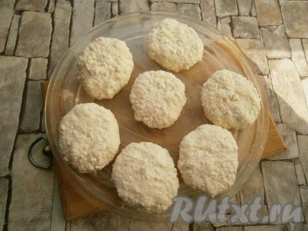 Влажными руками сформировать средней величины сырники, выложить их на тарелку.