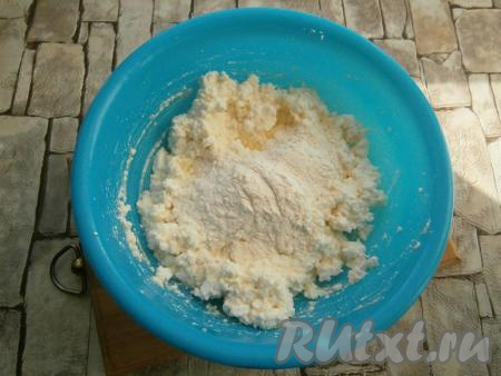 Тщательно перемешать творожную массу и всыпать муку.