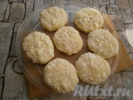 Готовить сырники в микроволновке 6 минут при мощности 700-750 Ватт. Сырники останутся светлыми, но структура их станет плотной.