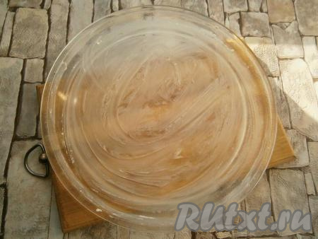 Все еще раз перемешать. Тарелку&nbsp;(блюдо) микроволновки&nbsp;смазать сливочным маслом.