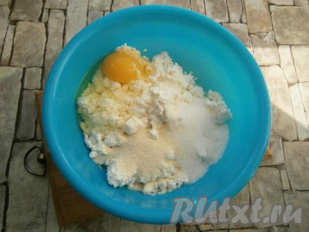 Сюда же всыпать сахар, манную крупу и ванильный сахар.