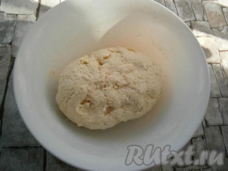 Завернуть творожное тесто в пленку и оставить при комнатной температуре на 30 минут. По истечении времени тесто будет готово для приготовления рогаликов.