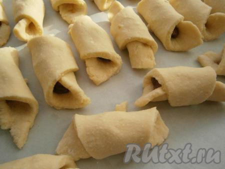 Сформировать рогалики, разместить их на противне, застеленном пергаментом.