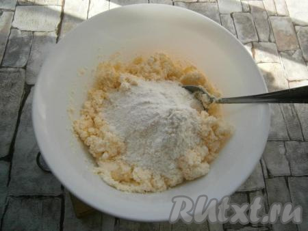 Затем, постепенно добавляя муку с разрыхлителем, замесить нежное и мягкое тесто. 