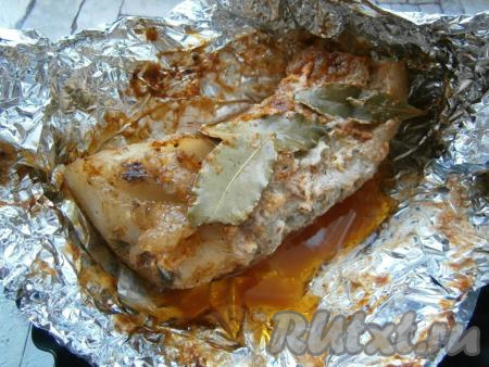 Далее запекать пузанину в фольге 40-45 минут в разогретой духовке при температуре 180 градусов. Дать остыть салу с мясными прослойками в фольге до теплого или полностью охлажденного состояния, после чего развернуть.