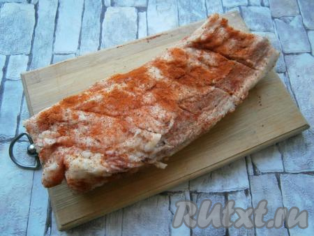 Натереть пузанину солью, черным молотым перцем и посыпать паприкой.