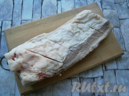 Пузанину вымыть, шкуру поскоблить, обсушить бумажными салфетками. На поверхности сала (со стороны, где нет шкуры) сделать 4-5 глубоких надрезов (как на фото).