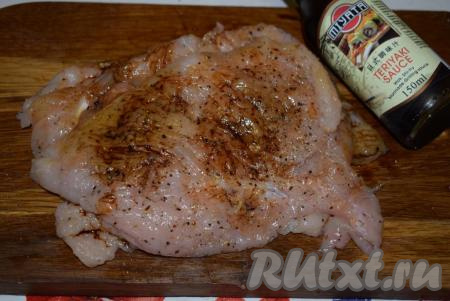 Сбрызгиваем отбивные соусом терияки или соевым соусом. Оставляем пропитаться солью и специями на 15-20 минут.