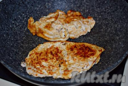 И жарим на среднем огне с каждой стороны по 7-8 минут, не накрывая сковороду крышкой.