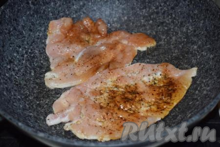 Разогреваем антипригарную толстостенную сковороду без добавления масла. Если используете обычную сковороду, то предварительно разогрейте в сковороде растительное масло. На разогретую сковороду выкладываем не более 2 куриных отбивных.