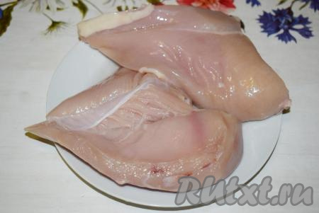 Отделяем филе от куриной грудки, убираем кожицу. В результате получается два&nbsp;филе.