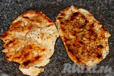 Когда отбивные подрумянятся, прокалываем их ножом, если сок из отбивной выделяется прозрачный, без сукровицы, то наши отбивные готовы и можно снимать их с огня.