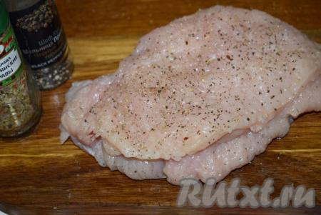 Каждую отбивную солим, перчим и приправляем итальянскими травами.