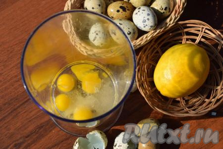 Добавим к яйцам соль, сахар и 1 столовую ложку растительного масла.