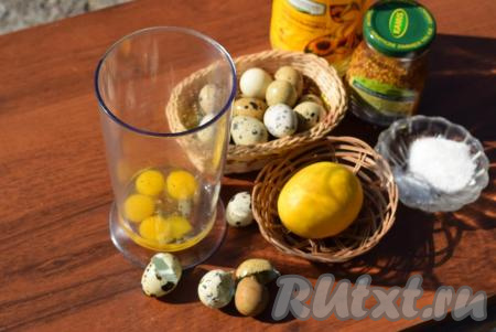 В чашу для взбивания блендером вобьём перепелиные яйца.