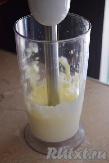 Взбиваем яйца погружным блендером, поднимая и опуская насадку блендера, до побеления ингредиентов (примерно, 1 минуту).