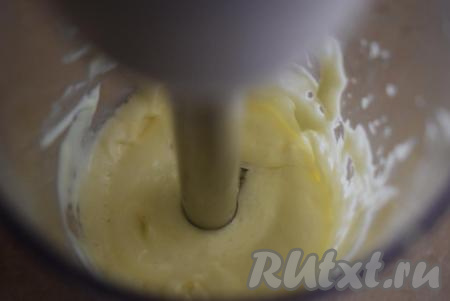 Далее, не прекращая взбивать, добавляем к смеси по 1 столовой ложке растительного масла. Взбиваем до загустения майонеза, примерно, 7-8 минут в общей сложности.
