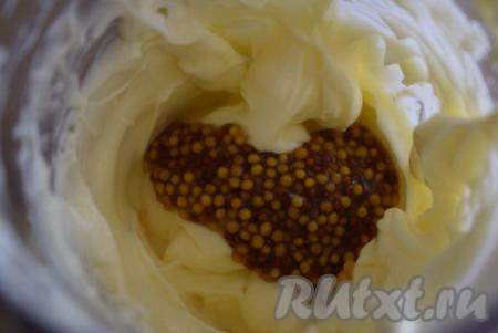 Когда всё масло будет добавлено и взбито,&nbsp;майонез станет густым, но в тоже время нежным. Домашний майонез из перепелиных яиц получается отличным, его вкус можно разнообразить, добавив, например, французскую или обычную горчицу (перемешивать майонез с французской горчицей нужно ложкой, стараясь не повредить структуру зернышек, а смешать майонез с обычной горчицей можно с помощью ложки или блендера).