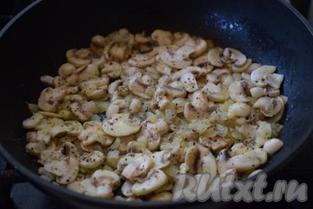 Затем солим и перчим грибы.