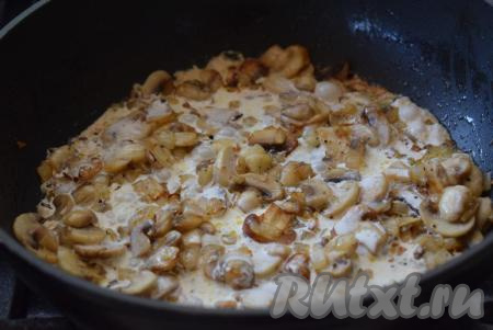 Добавляем к шампиньонам сливки, воду, перемешиваем и оставляем грибной соус томиться на небольшом огне, не накрывая сковороду крышкой, до загустения сливок (примерно, на 10-12 минут) .