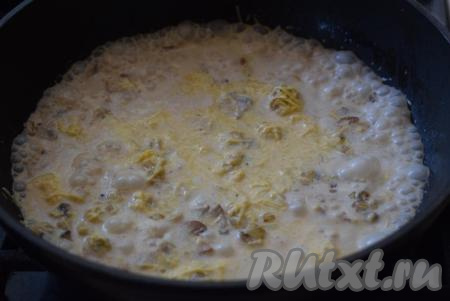 К загустевшему грибному соусу добавляем сыр, тщательно перемешиваем.