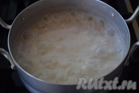 Пузырьки на поверхности станут большими и редкими. Пробуем кашу, если надо, подсаливаем и добавляем сахар.