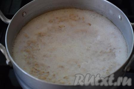 Доводим кашу до кипения и уменьшаем огонь до самого слабого.