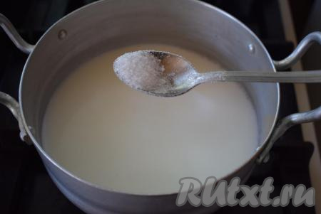 Всыпаем соль и сахар, перемешиваем.