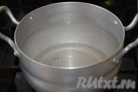 Ставим кастрюлю  на огонь (для варки молочной овсяной каши лучше использовать толстостенную кастрюлю, чтобы каша не пригорела) и наливаем воду.