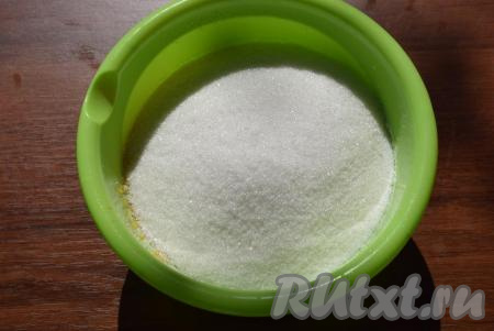 Вылить содержимое блендера в миску и засыпать&nbsp;сахаром.