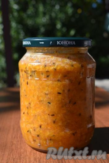 Перелить получившуюся массу в чистую, промытую в горячей воде с содой, банку и закрутить обданной кипятком крышкой. В итоге получится 0,7 литра протертой с сахаром облепихи.