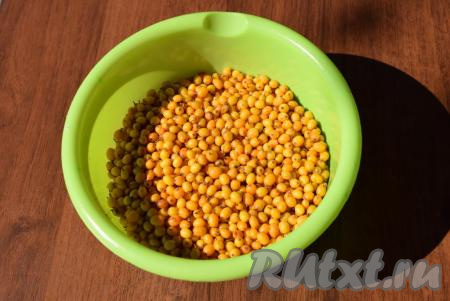 Облепиху перебрать,&nbsp;очистить от веточек, удалить испорченные ягодки.