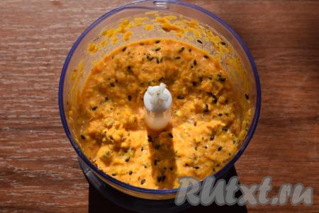 Измельчить облепиху до кашеобразного состояния.