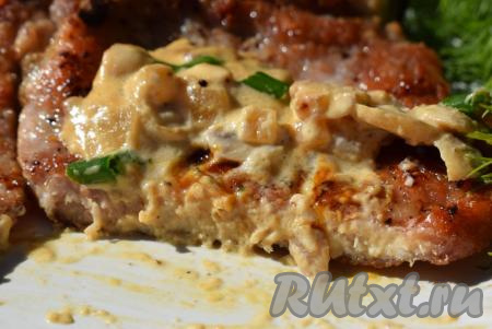 Отбивную&nbsp;в ресторанах&nbsp;часто подают с грибным соусом, именно он помогает раскрыться в полной мере вкусу жареной на сковороде свинины.