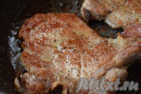 Благодаря тому что отбивные довольно толстые, внутри них образуется сок, поэтому готовое мясо получается сочным&nbsp;и вкусным. Когда отбивные подрумянятся, прокалываем их ножом и смотрим, чтобы сок выделялся прозрачный, без сукровицы. Наши свиные отбивные на косточке готовы, можно снимать их со сковороды. Аналогично нужно приготовить оставшиеся кусочки мяса.