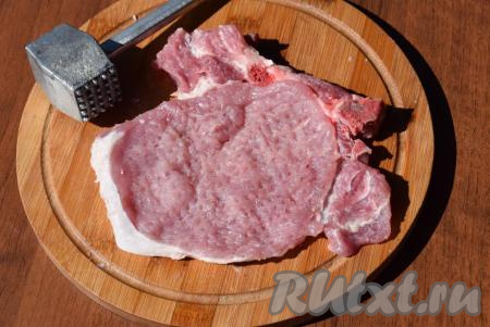 Подготовленные кусочки свинины на косточке отбить с двух сторон молоточком, делать это нужно аккуратно, чтобы не раздробить косточки, иначе небольшие осколки костей могут попасть&nbsp;в мясо.