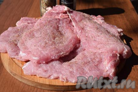 Отбитое мясо посолить, поперчить и оставить просолиться на 15-20 минут.