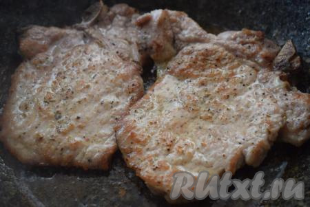 Затем перевернуть отбивные и жарить с другой стороны еще 5 минут. На протяжении всего времени приготовления жарим отбивные под закрытой крышкой (крышку открываем только в момент переворачивания мяса).