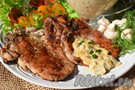 Подаем отбивные горячими с гарниром на ваш выбор и свежими овощами.