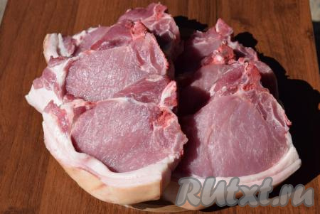 Разрезать порубленное мясо на кусочки.