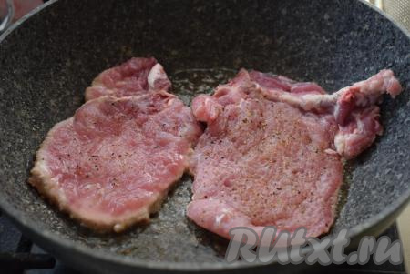 В сковороде разогреть растительное масло и выложить отбивные. Не нужно класть в сковороду более 2-х штук, иначе отбивные не будут прожариваться.