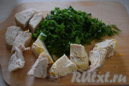 Достаем из супа мясо и делим его на порционные кусочки. Зелень нарезаем мелко.
