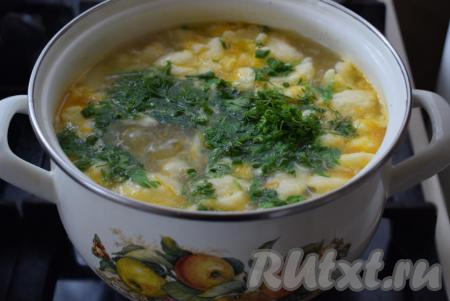 Добавляем в суп курицу и зелень, доводим до кипения, снимаем с огня.&nbsp;