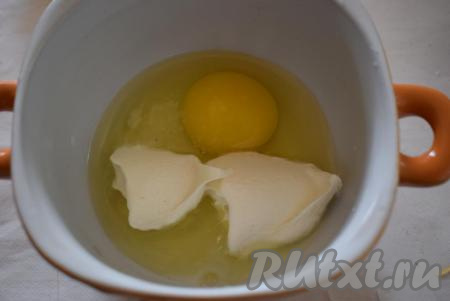 Пока варится картофель, приготовим галушки. Для этого в глубокую миску вбиваем яйцо, кладем сметану и солим по вкусу.&nbsp;