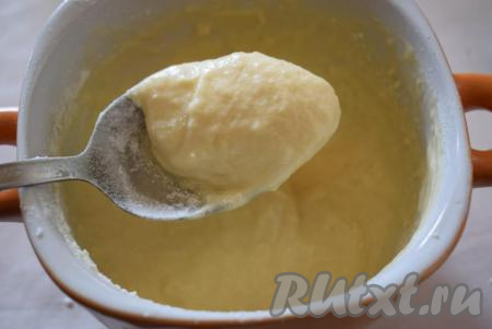 Тесто для галушек должно получиться не густым, похожим по консистенции на в меру густую сметану (как на фото).