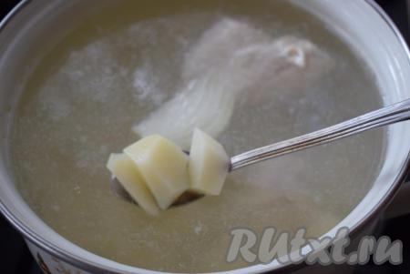 Когда куриное мясо сварится, достаём из бульона луковицу (она больше не понадобится). Добавляем в бульон с мясом нарезанный картофель и варим до готовности картошки (примерно, 20 минут с момента закипания, продолжительность варки зависит от сорта картофеля).